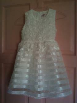 Sleeveless white lacy dress (4-5 years)